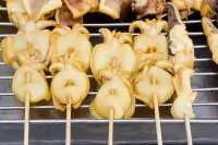 Кальмары на гриле с лимонно-каперсовым соусом и красным перцем