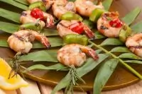 Маринованные в вине креветки на шпажках из розмарина