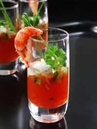 Маринованные креветки на гриле с сангритой и авокадо