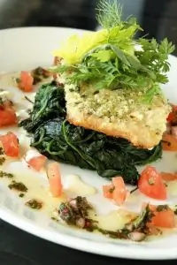 Лосось в корочке из чили и лайма с ароматной чечевицей в йогурте