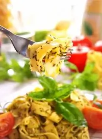 Феттучини с расплавленным бри, черри и базиликом