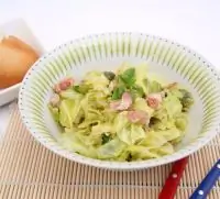 Сливочная савойская капуста с пореем и чесноком