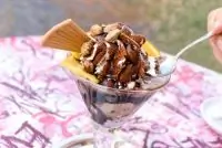 Теплый соленый карамельный соус с ванильным мороженым и карамелизованными орехами