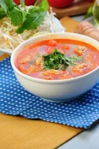 Суп из баранины с горохом, фрикадельками и томатом