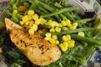 Фаршированная маскарпоне и эстрагоном курица с рагу из фасоли и бекона