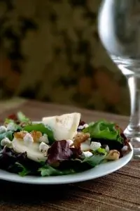 Теплый салат с козьим сыром, грецкими орехами и грушей