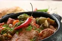 Тушеные свиные щечки с карамельзованным пореем