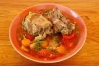 Тушеные бычьи хвостики в винном соусе