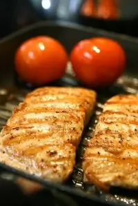 Лосось на гриле в коричневом сахаре