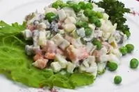 Салат из овощей с ветчиной, йогуртом и анчоусами