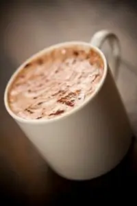 Воздушный горячий шоколад с кофе с апельсином