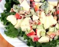 Салат из бананов, яблок и сельдерея