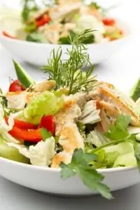 Салат из курицы с цикорием, помидорами-черри, сыром и грецкими орехами