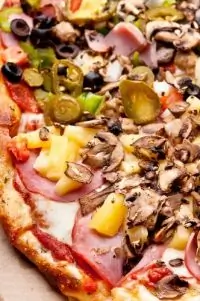 Пицца с грибами и зеленью