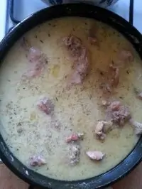 Кролик, тушеный в сметане с луком