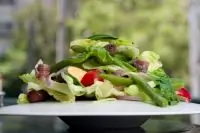 Салат из стручковой фасоли с сыром конте, шампиньонами и зеленью