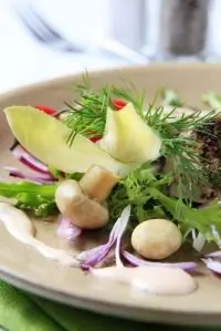 Салат из шампиньонов с сырным соусом