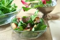 Салат из печени со шпинатом и арахисом