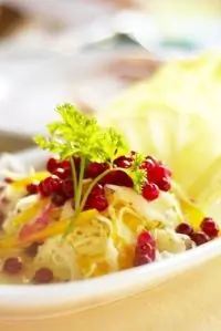 Салат из капусты с орехами, клюквой и крыжовником и тмином