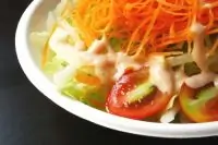 Салат из белой рыбы с луком-пореем и морковным соусом