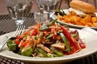 Салат из курицы со сладким перцем, имбирем и лимонником