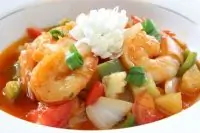 Салат из креветок с консервированными томатами, зеленым луком и сельдереем