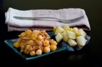 Салат из индейки с нутом, курагой и миндалем