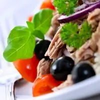 Салат из анчоусов с оливками, маслинами и зеленью