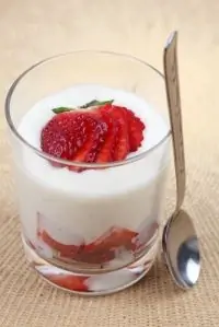 Пудинг из тапиоки с клубникой и фенхелем