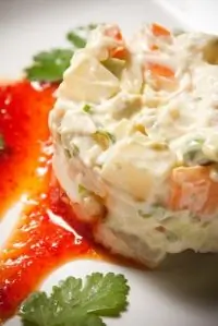 Салат из курицы с авокадо со сладким соусом