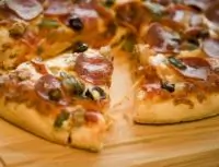 Зерновая пицца с салями