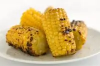 Кукуруза на шпажках в пармезане и табаско