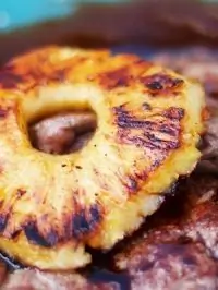 Маринованный в вишневом ликере и меде ананас на гриле