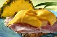 Тост с ветчиной и ананасами