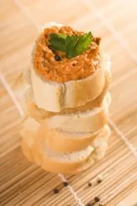 Кростини с анчоусами и каперсами