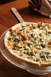 Пицца с ветчиной, моллюсками и анчоусами