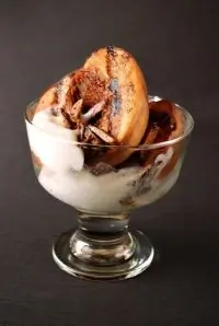 Персики на гриле в темном роме с карамельным мороженым