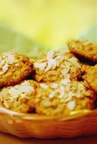 Овсяное печенье с изюмом и яблоком