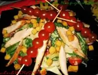 Салат «Цезарь» с курицей и беконом