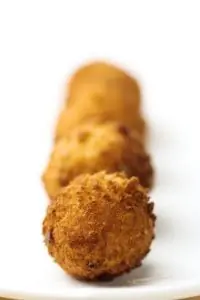 Печеные миндальные шарики с корицей