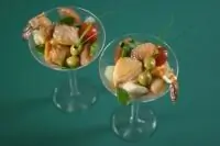 Мартини с королевскими креветками и морскими гребешками