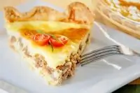 Пицца с творогом и помидорами