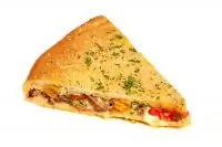 Закрытая пицца с сельдью, томатами и базиликом