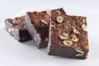 Шоколадный торт с орехами