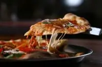 Пицца c артишоками и консервированными помидорами