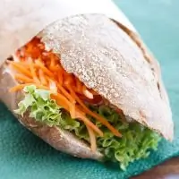 Булочки с морковной начинкой и хумусом