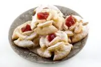 Фигурное печенье из слоеного теста с клубничным джемом