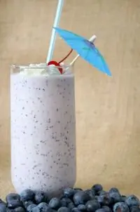 Кокосовый милкшейк с ананасом и черникой