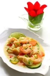 Салат из креветок с морковным соусом