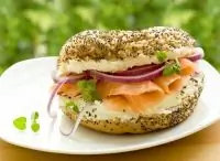 Хала с начинкой из копченого лосося, маскарпоне, укропа и огурца